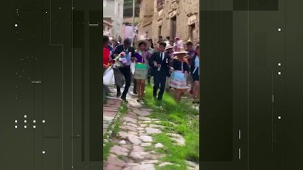 Al ritmo del tinku y el dulce sonido de las tarkas un bachiller festeja