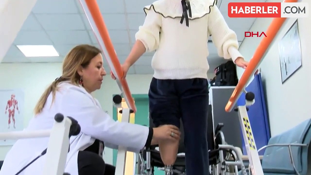 Depremde hayatını kaybeden oğlunun mezarını ziyaret etmek isteyen anne protez bacakla ayağa kalktı