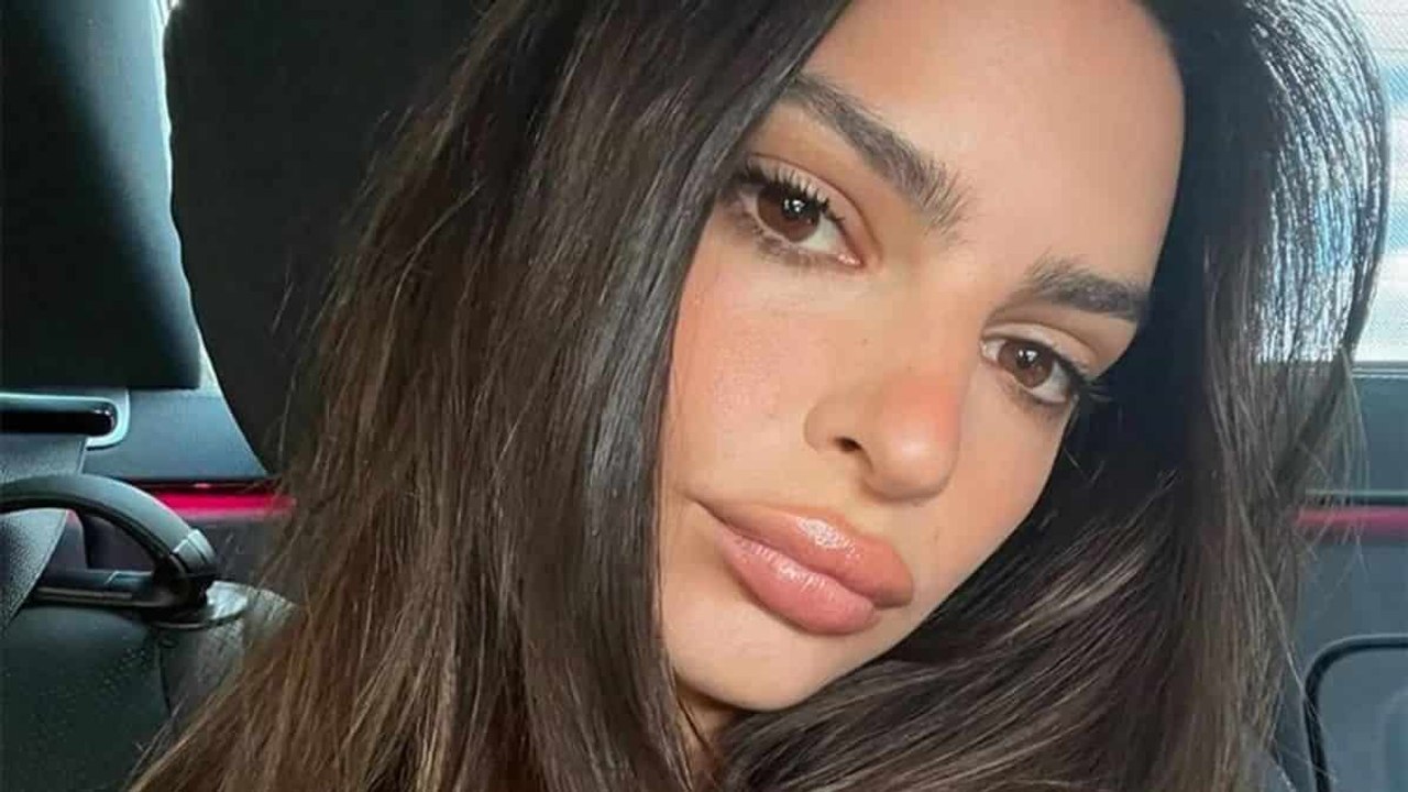 La nouvelle tendance Barbiecore est relancée par Emily Ratajkowski pour la saison hivernale !