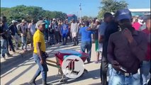Haitianos acuden al mercado de Dajabón tras haber derribado la puerta fronteriza de su país