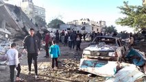 فلسطينيون يتفقدون ركام مبان دمرتها غارات إسرائيلية في رفح