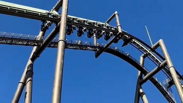 Japon : 32 personnes bloquées à 40 m de haut dans des montagnes russes