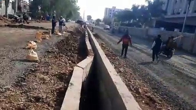 होटल प्रबंधन ने बिना अनुमति रात में निर्माणाधीन रोड खोदकर डाली सीवेज लाइन, रोड के साथ टूट गई नहर, थाने में एफआइआर