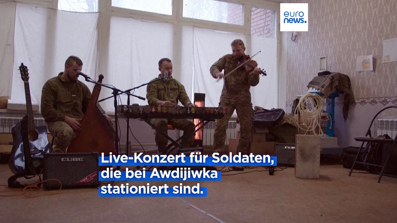 Ukraine: Vivienne Mort spielt für die Soldaten an der Front