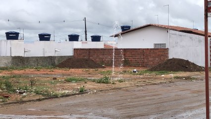 Desperdício de Água  no Bairro Pedra Bela em Itambé.