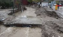 Çanakkale'de sağanak yağış... Dere taştı, araçlar sular altında kaldı