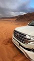 سعودي يكشف قدرة تويوتا على إخراج نفسها بعد أن غرزت في الرمال بدون سائق