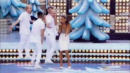 Ariana Grande chante son tube de Noël "Santa Tell Me" en live