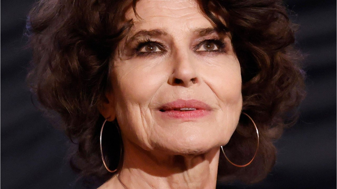 GALA VIDEO - Fanny Ardant, 74 ans, touchante sur le temps qui passe : “Je veux vivre ma vieillesse avec intelligence et dignité”