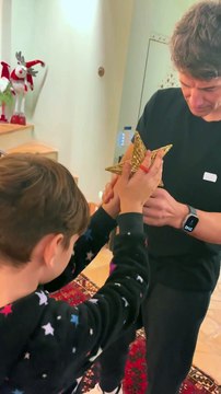 Σάκης Ρουβάς: Το πανύψηλο δέντρο - υπερπαραγωγή! Ανέβηκε στη σκάλα για να βάλει το αστέρι