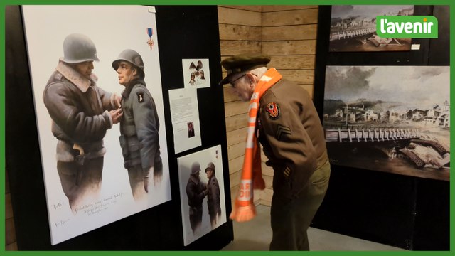 Deux vétérans US découvrent une exposition de peintures de guerre à Houffalize