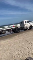 Caminhoneiro dá show de imprudência na praia e assusta banhistas em Navegantes