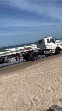 Caminhoneiro dá show de imprudência na praia e assusta banhistas em Navegantes