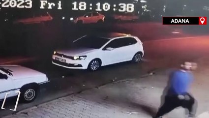 Adana'da otomobilin yayalara çarptığı anlar kamerada