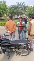 पुलिस का कारनामा : महिला के घर सिविल ड्रेस में  पहुंची पुलिस, देखिए फिर क्या हुआ