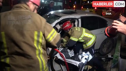 Bursa'da Otomobil Rejüje Çarptı: Sürücü Sıkıştı