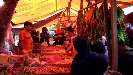 Gibran Rakabuming Raka Blusukan Pasar di Balikpapan, Awali Kampanye di Kalimantan Timur