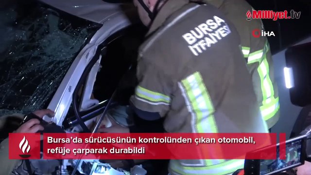 Bursa'da feci kaza! Otomobil Bursaray’ın bariyerine çarptı: Sürücü araçta sıkıştı