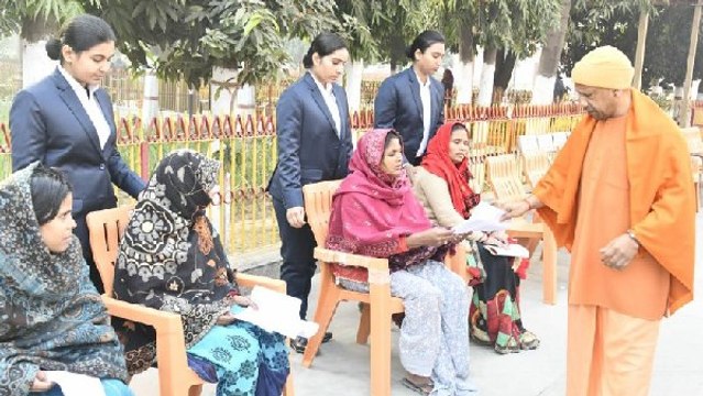 CM Yogi Adityanath: जनता दरबार में फरियादी से बोले सीएम योगी- 'दोषियों के खिलाफ होगी सख्त कार्रवाई'