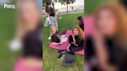 Metroda insanları çizmekle kalmıyor, bir de resimlerini onlara hediye ediyor!