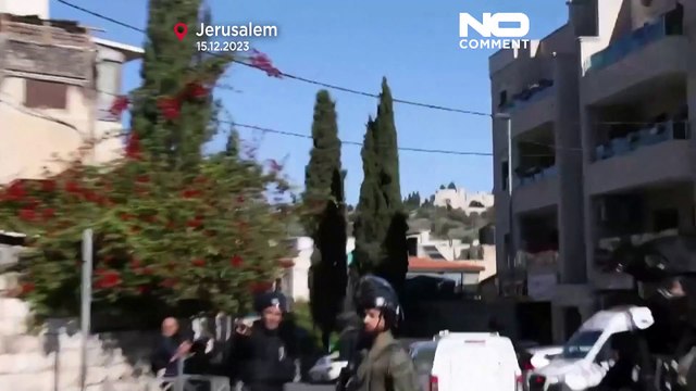 شاهد: جنود إسرائيليون يعتدون بالضرب على مصور صحافي في القدس