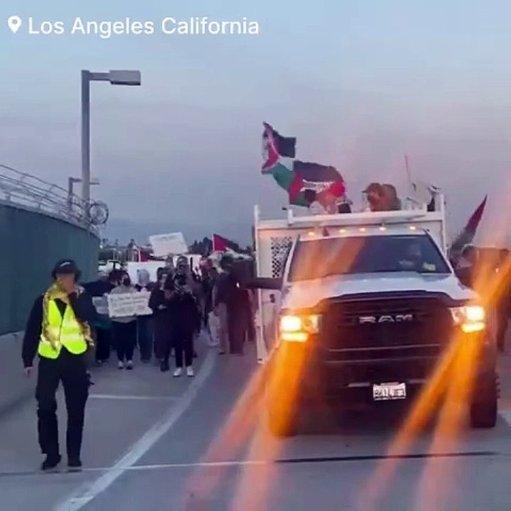  WARNING: Pro-Palestinian protesters blocked the entrance  airport  #Los Angeles  #California