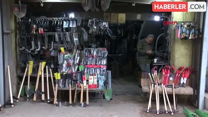 İzmir'deki Sıcak Demir Atölyesi Teknolojiye Direniyor