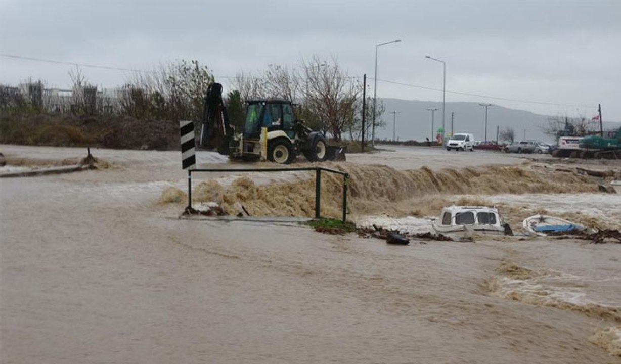 Çanakkale'de sağanak yağış... Dere taştı, sahil yolu trafiğe kapatıldı