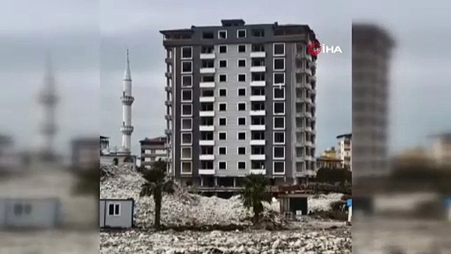 Deprem bölgesindeki 10 katlı bina kağıt gibi yerle bir olduDeprem bölgesindeki 10 katlı bina kağıt gibi yerle bir oldu