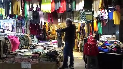 Dükkanını kapatıp 20 kilometrelik yolu koşarak gidiyor