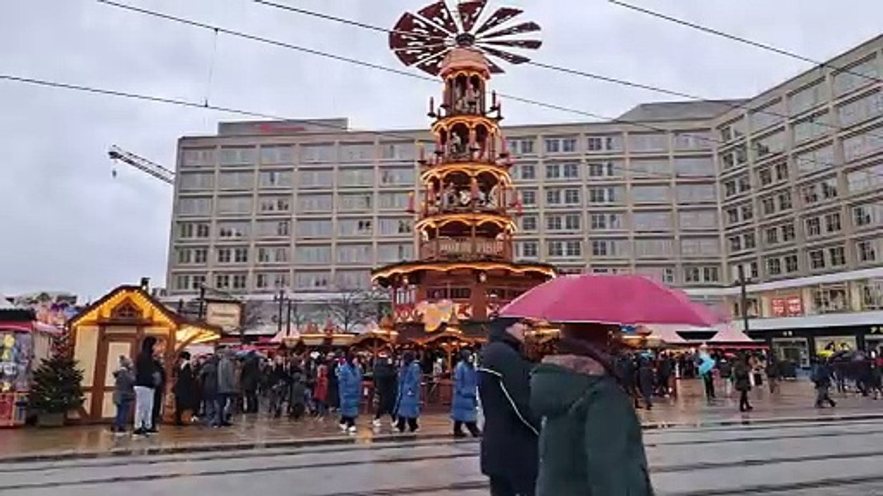 Auf dem Weihnachtsmarkt am Alexanderplatz