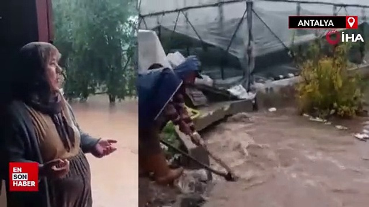 Kumluca'da caddeleri su bastı, seralarda ürünler zarar gördü