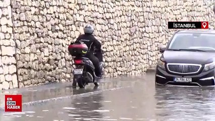 Bakırköy'de cadde göle döndü; 2 araç mahsur kaldı