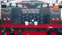 Elon Musk sale sul palco di Atreju con in braccio il figlio: 