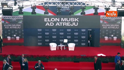 Elon Musk sale sul palco di Atreju con in braccio il figlio: "Natalit? importante"