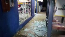 Corsa destrói ponto de ônibus e fachada de loja na rua Europa; motorista fugiu do local
