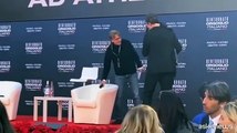 Elon Musk si presenta sul palco di Atreju con un figlio sulle spalle
