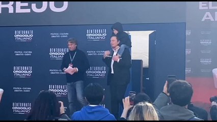 Elon Musk si presenta sul palco di Atreju con un figlio sulle spalle