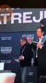Elon Musk si presenta sul palco di Atreju con un figlio sulle spalle
