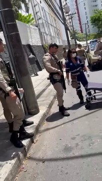 Troca de tiros assusta moradores do Caminho das Árvores e homem é baleado