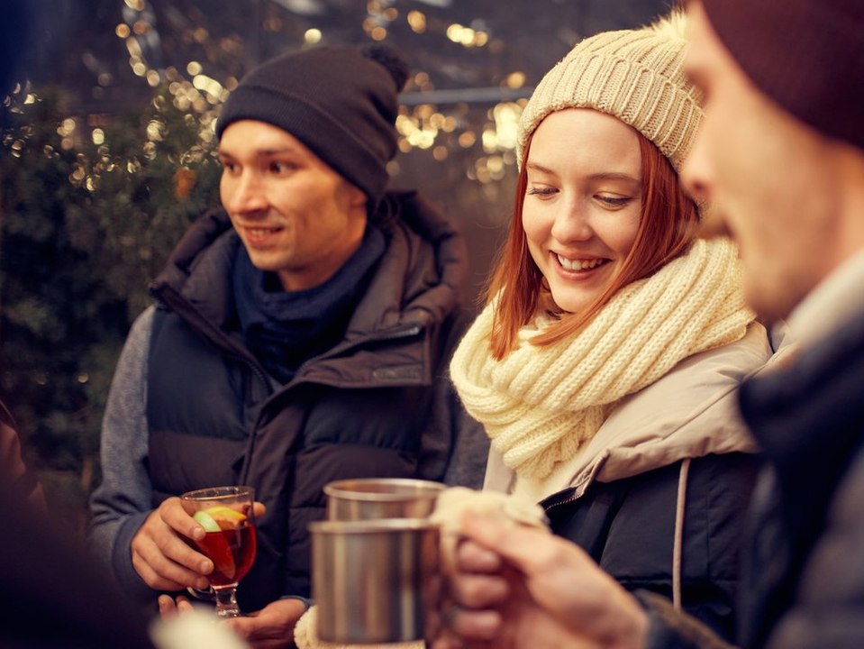 Turbo-Rausch durch Glühwein: Darum macht er schneller betrunken - video ...