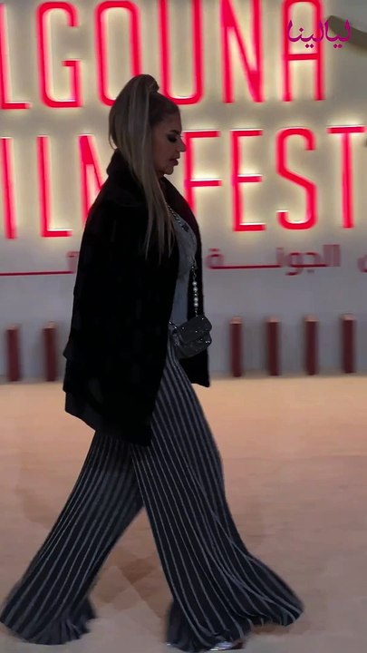 نسرين طافش بأكمام فستان مختلفة من إطلالات اليوم الثاني لمهرجان الجونة السينمائي