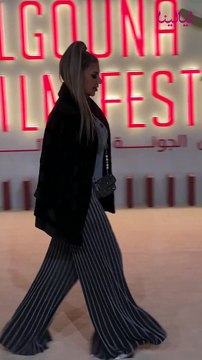 نسرين طافش بأكمام فستان مختلفة من إطلالات اليوم الثاني لمهرجان الجونة السينمائي