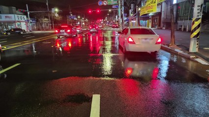 전북 군산 상수도관 동파로 파열...누수로 도로 침수 / YTN