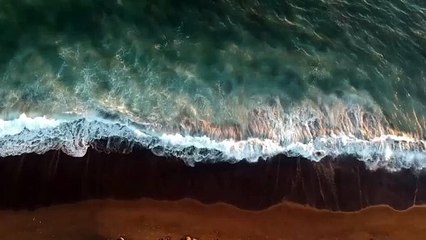 The amazing sound of the raging sea is the greatest sound of nature     汹涌大海的惊人声音是大自然最伟大的声音