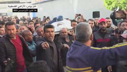 تشييع مصور قناة الجزيرة سامر أبو دقة بعد مقتله بقصف إسرائيلي في غزة