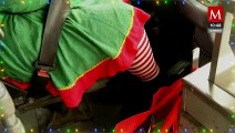 Por época decembrina, chofer reparte dulces vestida de duende en NL