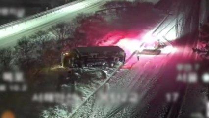 눈길 고속도로 달리던 화물차 전도...운전자 자력 탈출 / YTN