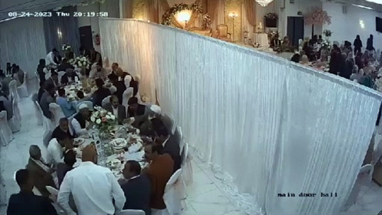 شادی کی تقریب کھلے اکھاڑے میں تبدیل  لاتوں،مکوں،ڈنڈوں کا آزادانہ استعمال،ہال میں موجود کرسیاں ایک دوسرے پر اچھال دی،برطانیہ میں ایک فیملی جس کا تعلق ڈڈیال سے بتایا جارہا ہے  کی شادی تقریب میں  لڑائی مار کٹائی عروج پر سوشل