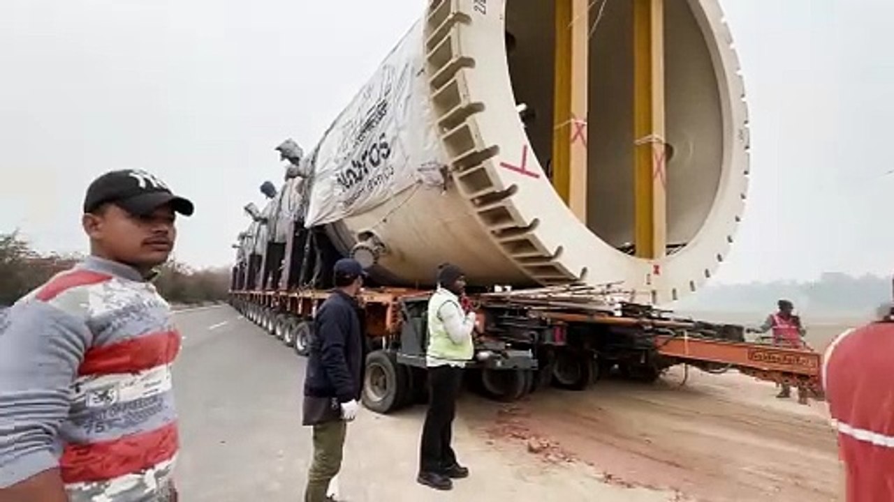5 trucks together pulled a trailer with 416 tires and crossed Ghaggar river, Amazing truck video